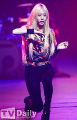 组图：韩团f(x)热舞献唱 雪莉不慎露底