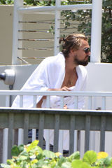 组图：莱昂纳多扎小辫肥壮似熊 海滩张望显寂寞