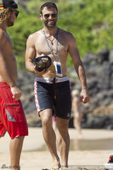 组图：安布罗休携女儿海边度假 穿比基尼秀美臀