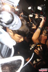 组图：柯震东抵台一脸倦容 媒体簇拥现场混乱