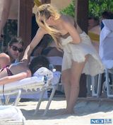 组图：艾薇儿海边度假戏水 腹部平坦破怀孕传闻