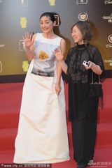 组图：日本演员常盘贵子现身 白裙马尾辫显清爽