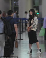 组图：柳岩穿豹纹装现身机场 劳累趴柜台上休息