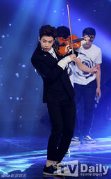 组图：B1A4凭新曲夺冠 T-ara孝敏透视裙秀性感