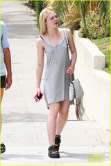 组图：艾丽-范宁休闲连身裙现身显青春时尚