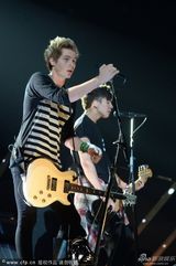 组图：看脸就醉了 小鲜肉五秒盛夏乐队献唱