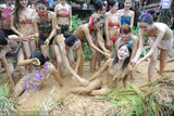 组图：比基尼美女参加泥浆战 美眉无节操互袭胸