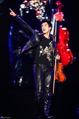 组图：准爸爸王力宏火力全开鸟巢开唱再加码