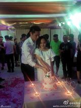 组图：张嘉倪生日被求婚 与男友双双落泪