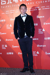 组图：台影奖郭采洁花裙俏皮 许玮宁深V性感