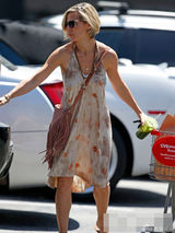 组图：雷神嫂埃尔莎真空出街 薄衫激凸上围傲人