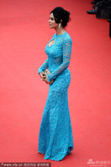 组图：沙拉瓦特蓝色蕾丝裙现身 大方秀美胸