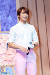 独家：郑容和会粉丝 白衣粉裤弹吉他校草气质