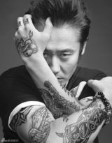 组图：吴秀波朋克写真 英伦大叔变身摇滚型男