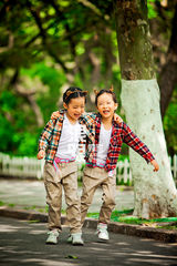 独家：汤镇业双胞胎女儿大甜大圆首曝光