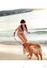 组图：AKB48穿泳衣与狗拍写真 身材热辣喷鼻血