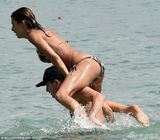 组图：女主播比基尼豪放露点 胸部浑圆肉贴男友