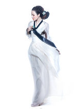 组图：新星刘小小韩服写真 轻灵优雅宛若古画