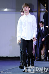 组图：EXO黑白酷装亮相 灿烈搞怪表情多