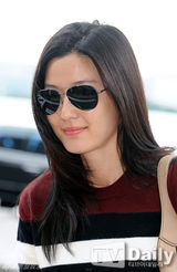 组图：全智贤亮相机场 休闲装依旧女神范儿