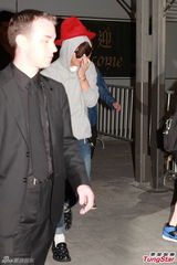 组图：GD潮裝抵港 粉丝疯狂接机保镖贴身护驾