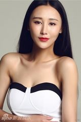 组图：杜十五低胸短裙写真 长发飘逸妩媚诱惑