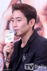 组图：韩星郑有美出席发布会 长裙显优雅