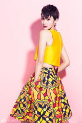 组图：张歆艺飒爽短发展迷人牙疼式微笑