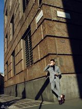 组图：郑恺拍摄时尚大片 魅力绅士玩味光影古城