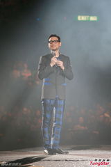 组图：张学友郑秀文等红馆开唱致敬张耀荣