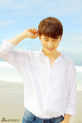 组图：孙坚曝清凉写真 漫步海边清新沁脾