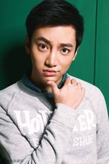 组图：徐可写真帅气来袭 彰显大男孩青春个性