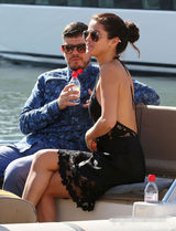 组图：赛琳娜与两猛男出海 镂空露背装遭偷瞄