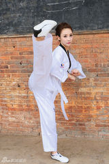 组图：柳岩灿盛(2PM)乡村支教 孙坚霏霏(miss A)体验冰雪奇缘