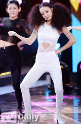 组图：韩团Kara发布会 露脐白衣性感十足