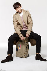 组图：成毅帅气腼腆写真曝光 暖男演绎民国校草