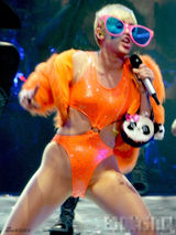 组图：裆下一线天！麦莉-赛勒斯高叉泳装撅臀开唱