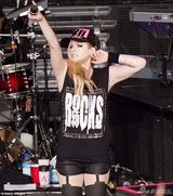 组图：艾薇儿烟熏妆野性开唱 穿黑丝秀绝对领域