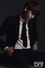 组图：帝国之子展熟男魅力 散发夏日香气