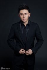 组图：张哲瀚新写真曝光 黑白西服诠释多面