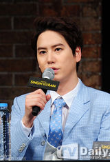 组图：《雨中曲》圭贤湿身放歌Sunny娇美可爱