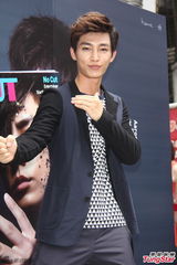 组图：被吐槽整形怒关微博 炎亚纶隔一天冷静