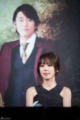 独家：张娜拉亮相秀美背 挽手张赫情意浓