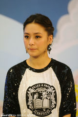 组图：阿娇(钟欣桐)露脐装宣传专辑 笑称自己是白富美