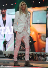 组图：最美男模宣布变性 时尚大片雌雄同体