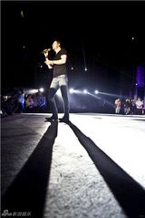 组图：杨坤翘课好声音 率万名机车骑士掀翻沙漠