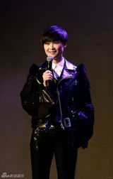 组图：李宇春七夕音乐会 喂粉丝吃饼干