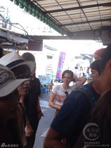 组图：暮光女与新欢日本吃寿司 疑抢劳伦斯男友