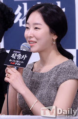 组图：郑容和出席发布会 帅气西装似王子