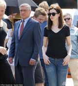 组图：御姐范儿！安妮-海瑟薇穿皮裙拍戏 戴墨镜冷酷